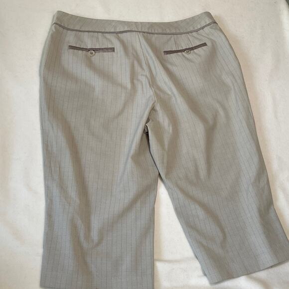 Merona Gray Capris with Button Detail - Picture 4 of 8